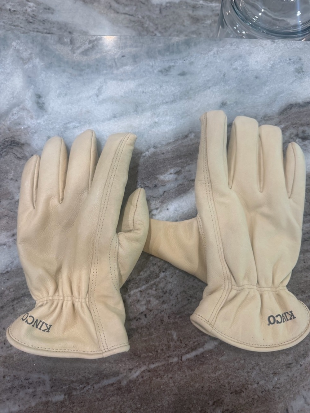 Insulated leather gloves